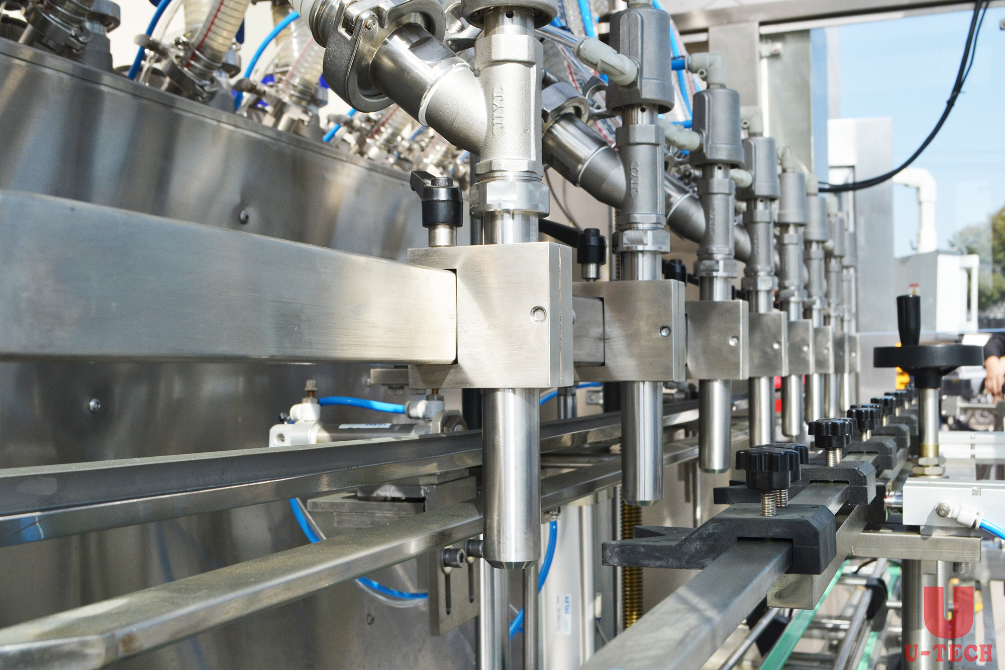 آلة تعبئة زيت التزليق الخطية في كندا