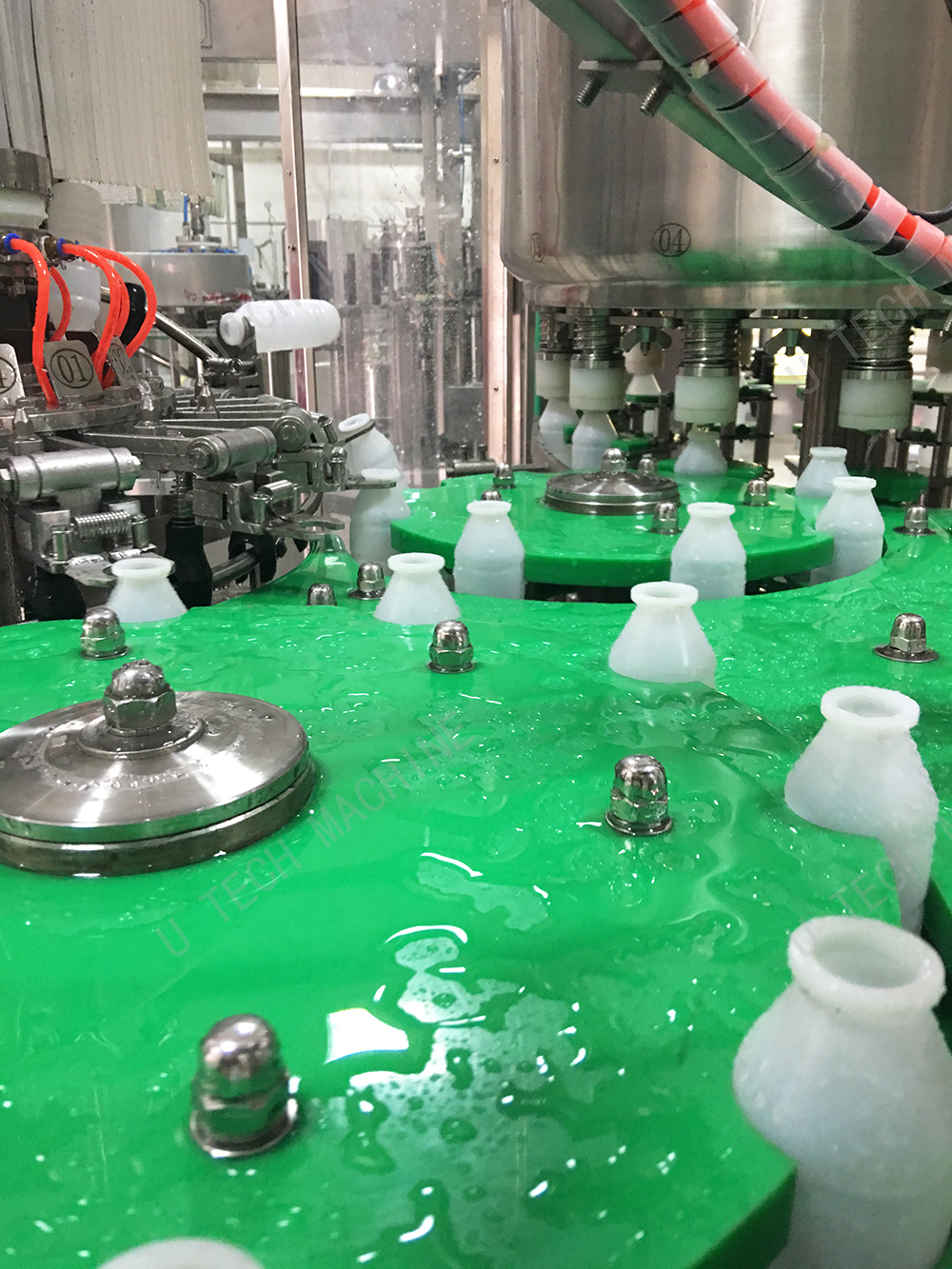 5000BPH زجاجة بلاستيكية أوتوماتيكية Lichi عصير رقائق الألومنيوم تعبئة وتغليف وختم سعر المصنع