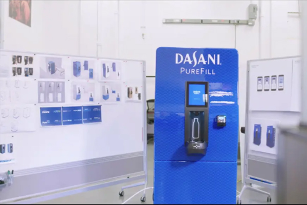 تختبر شركة كوكا كولا آلة مياه مجانية في المجمعات الجامعية