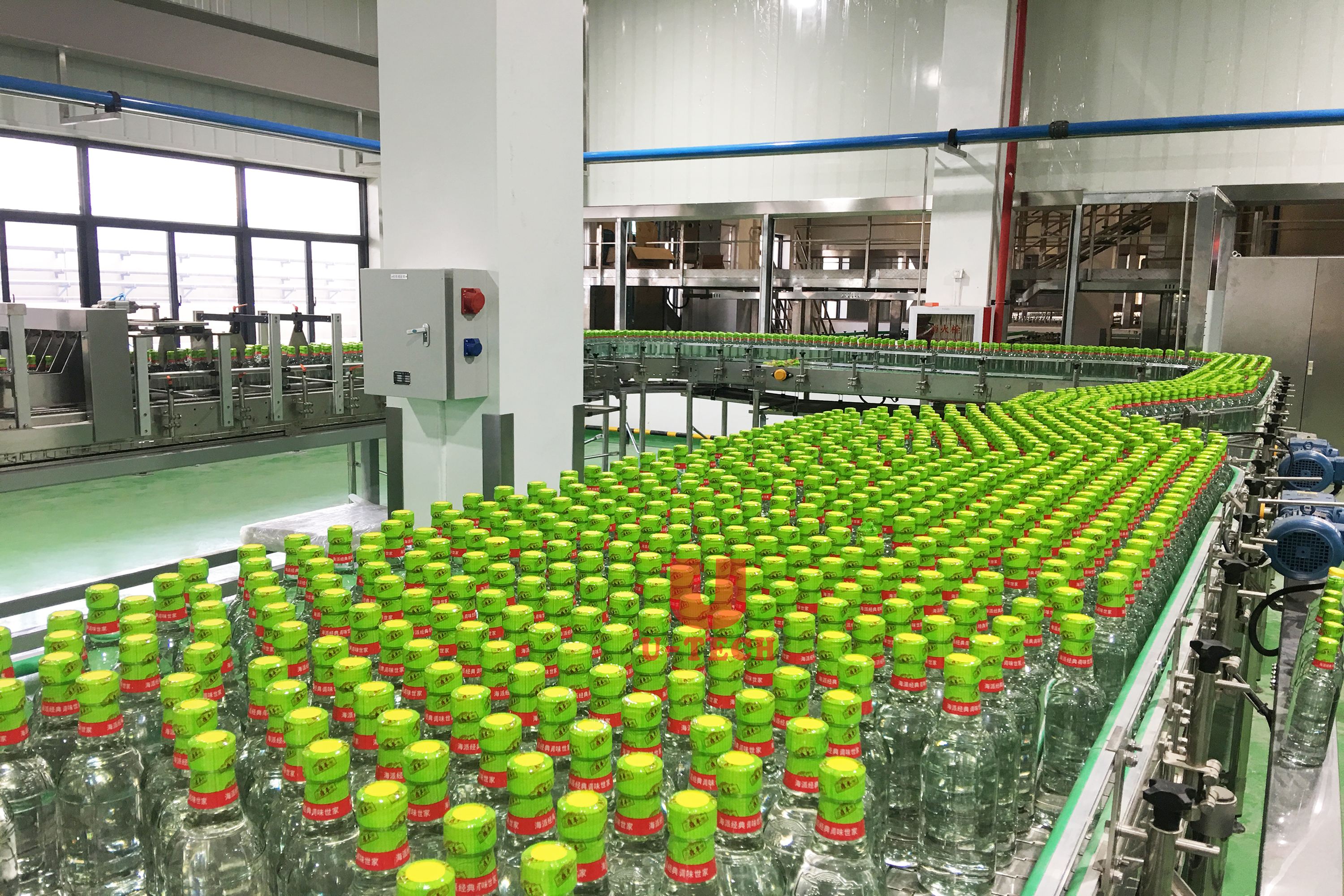 3000 - 5000BPH زجاجة زجاجية أوتوماتيكية للمشروبات الكحولية والمشروبات الغازية ملء آلة تعبئة وتغليف آلة خط الإنتاج