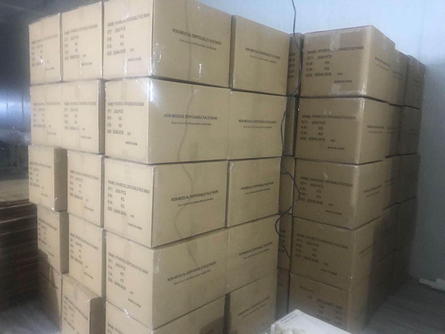 250.000 قناع وجه ثلاثي الطبقات يمكن التخلص منه يتم إرساله إلى بولندا