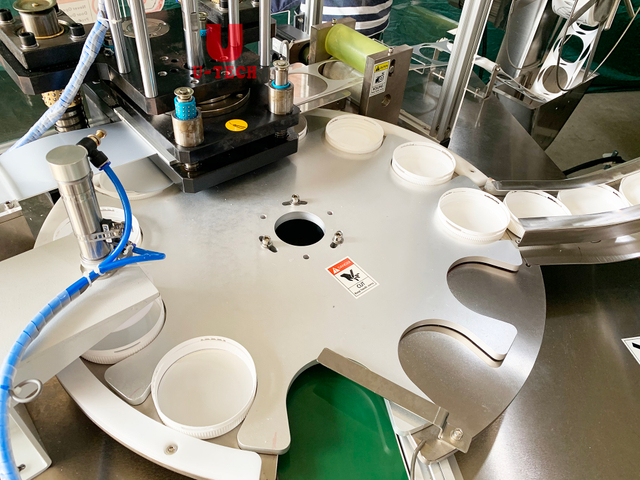 عالية السرعة التلقائي الخطي خطوة واحدة كاب طوقا قطع آلة بطانة الزفاف