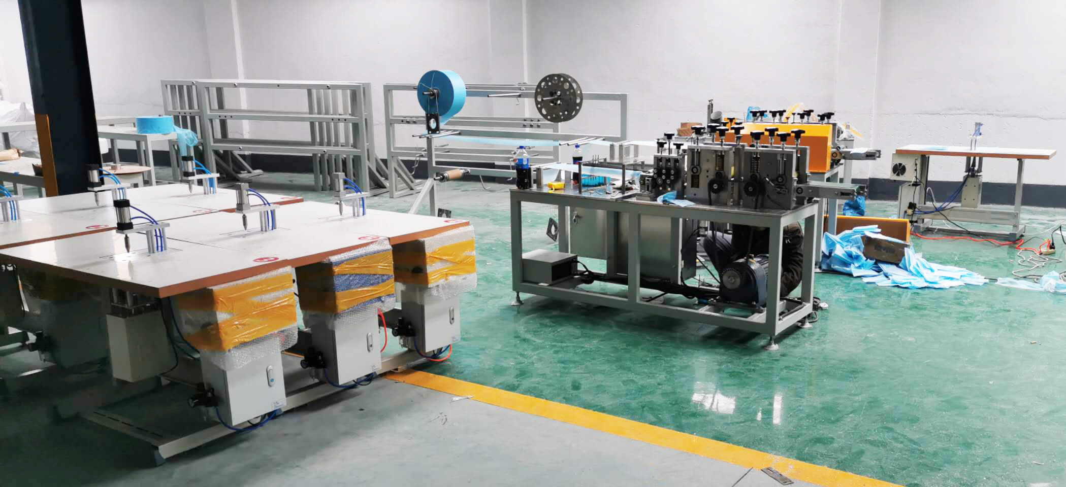 آلة صنع قناع الوجه القابل للتصرف شبه الأوتوماتيكية 3 طبقات جاهزة للإرسال إلى إندونيسيا